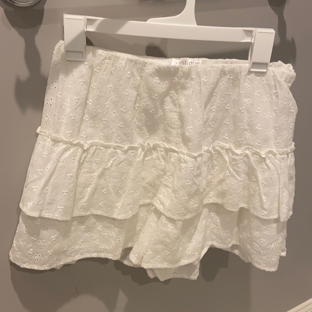Vestique white eyelet lace flowy short